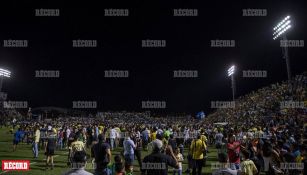 Momento en que la afición invade la cancha