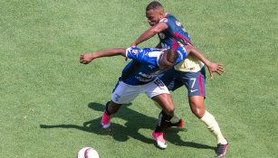 Da Silva pelea el balón en Supercopa MX contra Gallos