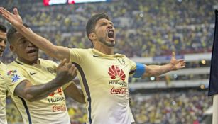 Oribe Peralta celebrando un gol con América en el estadio Azteca