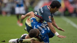 Cecilio cae durante el juego frente a Gallos