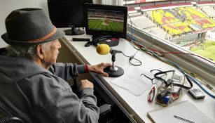 Don Melquiades observa el partido del América