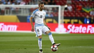 Gastón Silva controla el balón en la Copa América