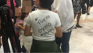 Seguidor del Tri con la frase "#FueraOsorio" en su playera