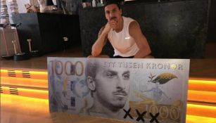 Ibrahimovic posa con su billete de 1000 coronas suecas