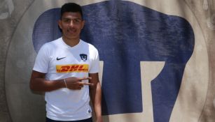 Jesús Gallardo junto al escudo de Pumas en CU