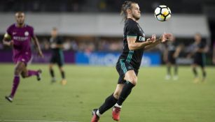 Bale recibe un balón en el aire durante un juego con el Real Madrid