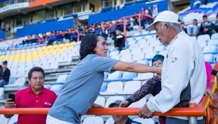 Mónica Ocampo con su padre durante el juego contra Pumas