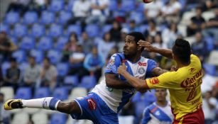 Angulo cabecea un balón en el partido frente a Monarcas