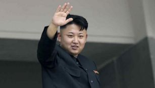 Kim Jong-Un saluda a sus seguidores