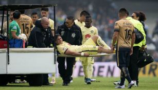 Güemez es retirado en camilla tras la lesión frente a Pumas