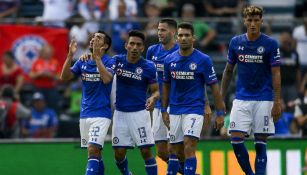 Los jugadores de Cruz Azul festejan tras anotarle a Chivas