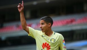 Lainez levanta el brazo en un juego del América