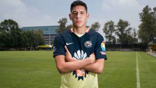 Edson Álvarez posa para RÉCORD