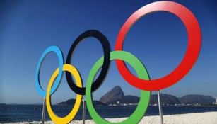 Anillos olímpicos colocados en una playa de Río de Janeiro