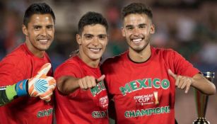 Talavera, Jiménez y Reyes posan para la foto tras el título de México en la Copa Oro