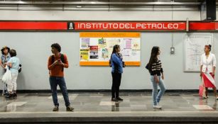 Usuarios del STC Metro en la estación Instituto del Petroleo