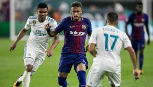 Neymar disputa un balón con Lucas Vázquez y Casemiro