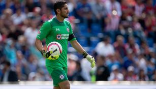 Corona en un partdo de Cruz Azul