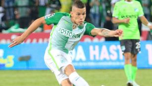 Mateus Uribe dispara en un partido con Atlético Nacional