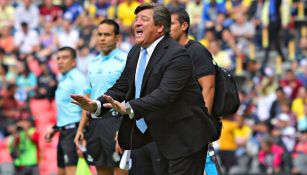 Herrera da indicaciones en un juego del América