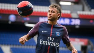 Neymar domina el balón en su presentación con el PSG