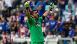 Jesús Corona festeja un gol de Cruz Azul en el A2017