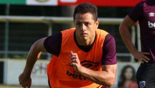 Chicharito, durante un entrenamiento del West Ham 