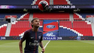 Neymar domina el balón durante su presentación con el PSG