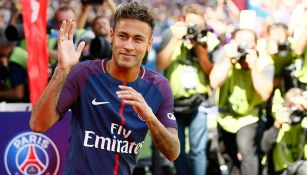 Neymar saluda a la afición en el Parque de los Príncipes 