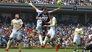 Castillo intenta rematar un balón que es atajado por Marchesín