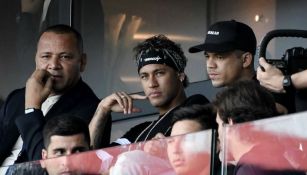 Neymar y su padre observa el juego del PSG contra Amiens SC