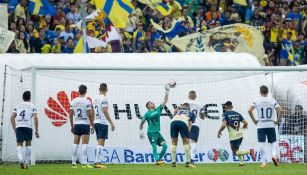 El Chino Romero, durante el cobro de penalti frente a Pumas