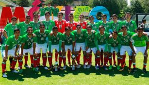 El Tri Sub 17 posa con el trofeo del Torneo Cuatro Naciones