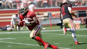 Carlos Hyde acarrea el balón en un práctica de los 49ers