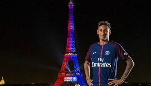 Foto publicada por el PSG en sus redes sociales donde se ve a Neymar junto a la Torre Eiffel