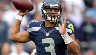 Russell Wilson a punto de lanzar el balón