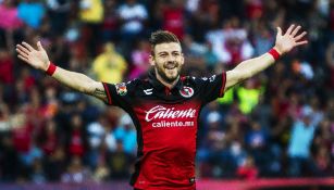 Paul Arriola festeja un gol con Xolos