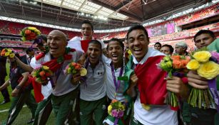 Marco Fabián y sus compañeros del Tri celebran con la Medalla de Oro