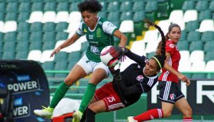 Marisol Luna y Ruth Arana pelean un balón en el partido de la J3