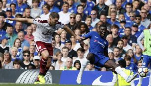 Sam Vokes pelea la pelota contra Antonio Ruediger del Chelsea 