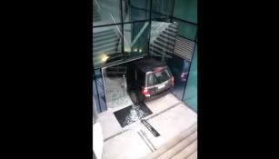 La camioneta incrustada en un edificio en Chile