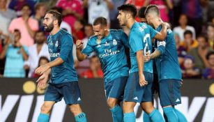 Jugadores del Real Madrid festejan un gol contra el Barcelona