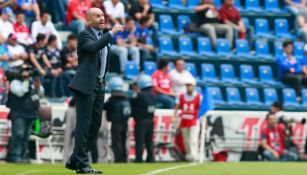 Jémez da indicaciones a sus jugadores en el juego contra Toluca