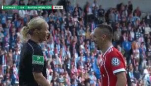 Bibi Steinhaus y Ribery bromean durante el juego del Bayern