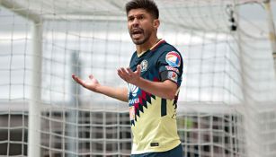 Oribe Peralta reclama durante la Jornada 1 del Apertura 2017