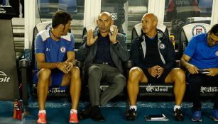 Jémez platica con su cuerpo técnico en el banquillo azul