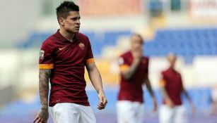 Juan Manuel Iturbe disputa un juego con la Roma