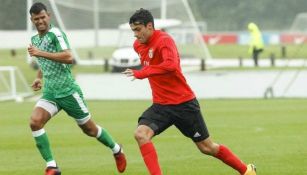 Raúl Jiménez, durante una práctica con el Benfica