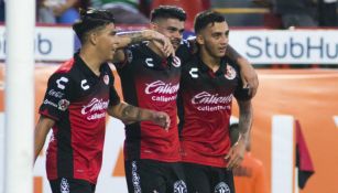 Gustavo Bou celebra junto a sus compañeros el gol frente a Santos