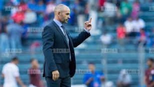 Paco Jémez hace la seña obscena en el partido contra Toluca